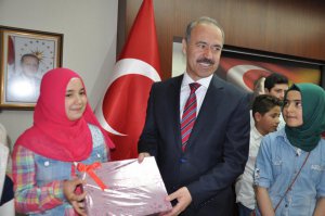Vali Büyükersoy, başarılı öğrencileri ödüllendirdi