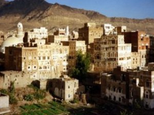 Suudi Arabistan Yemen'de Antik Şehri Vurdu