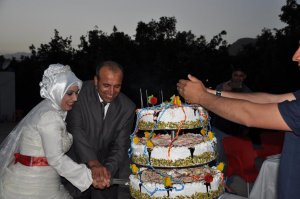 Düğününde çocuklarıyla oynadı