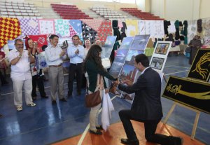 Fotoğraf sergisinde sürpriz evlenme teklifi