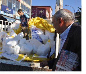 Muş'ta yaz ortasında kar satışı