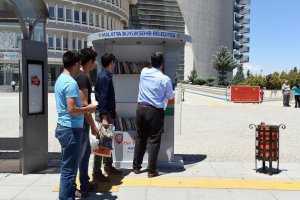 Malatya'da 'durak kütüphane' uygulaması başlatıldı