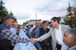 Darende Belediyesinden mahalle sakinlerine iftar