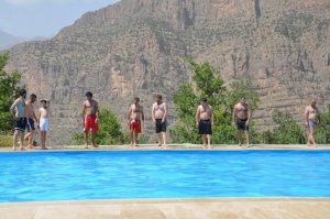 Çukurcalıların havuz keyfi