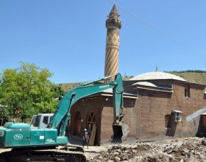 Tarihi Alaaddin Bey Cami onarılıyor