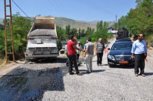 Vali Büyükersoy, köy yolunu inceledi