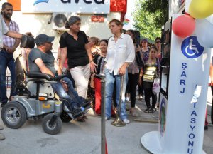 Engelliler için şarj istasyonu kurdu