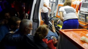 Malatya'da kamyon devrildi: 2 yaralı