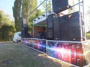 Aldığı arabayı sahneye dönüştürdü