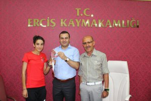 Kaymakam Atalay, başarılı sporcuyu ödüllendirdi