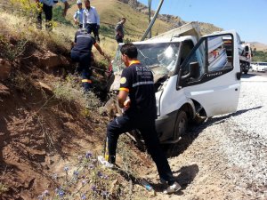 Kamyonet elektrik direğine çarptı: 1 ölü, 2 yaralı