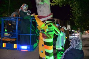 Malatya'da ağaçlara rengarenk el örgüleri giydirildi
