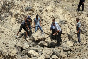 PKK'lılara önlem için kazılan hendeği doldurmaya çalıştılar