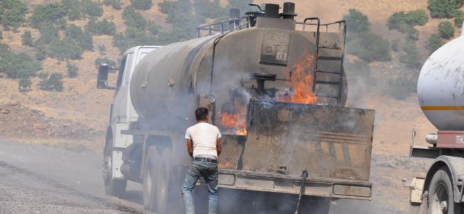 Yol kenarına park edilen tanker alev aldı