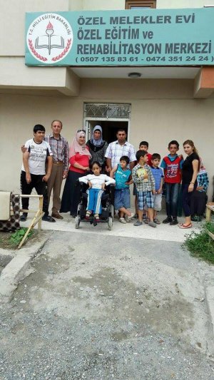 Kağızman'da engelli öğrenciye akülü araç alındı