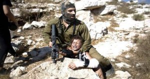 İsrail Askeri Filistinli çocuğa işkence