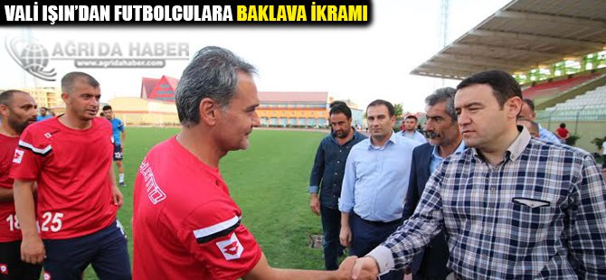 Vali Işın'dan futbolculara baklava ikramı