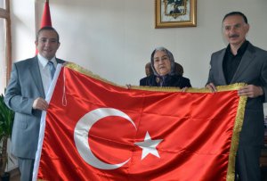 'Bayrak Ana'dan Sarıkamış Kaymakamlığı'na ziyaret