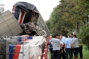 Elazığ'da yolcu treni ile yük treni çarpıştı