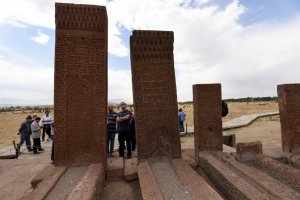 Ahlat'taki tarihi mekanları gezdi