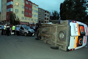 Kars'ta ambulansla otomobil çarpıştı