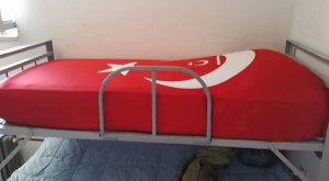 Dağlıca şehitlerinin yataklarına Türk bayrağı