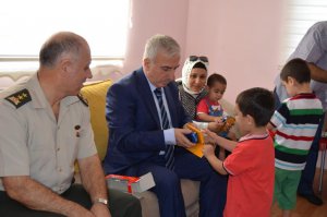 Malatya Valisi Kamçı, asker babasının bayramını kutladı