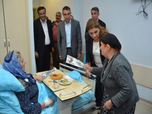 Hakkari Belediye Başkanı Yıldız, hastaları ziyaret etti