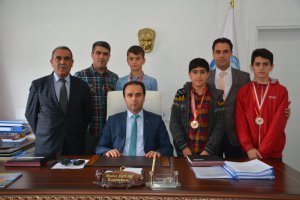 Kaymakam Erkan, şampiyon sporcuları ile birlikte