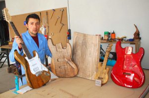 Terör olayları Bitlisli gitar üreticisini de vurdu