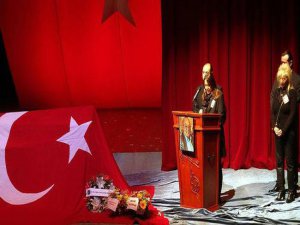 Tiyatro Eleştirmeni Üstün Akmen Son Yolculuğuna Uğurlandı