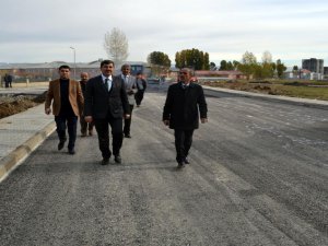 Muş Belediyesinin yol çalışmaları devam ediyor