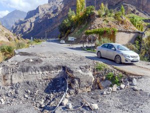 Hakkari'deki Hendekler sürücülere zor anlar yaşatıyor