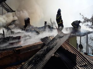 Malatya'da evde çıkan  yangın her şeyi kül etti