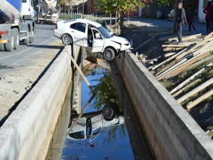 Malatya'da otomobil sulama kanalına düştü 1 yaralı