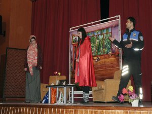 Polisler çocuklar için oyun sahnesi yaptı