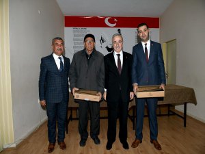 Malatyya Akçadağ'da muhtarlara bilgisayar dağıtıldı