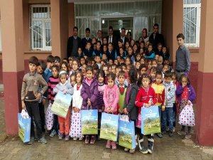 Hakkari Şemdinli'de 320 öğrenciye giyim yardımı yapıldı