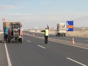 traktöre reflektör dağıtıldı