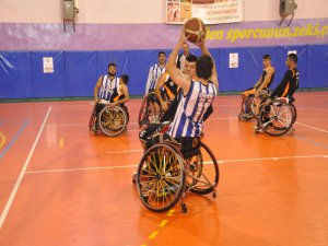 Bonservis bedelini, basketbol takım kaptanı karşıladı