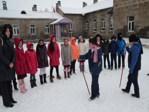 Kars'da öğrenciler engellilerle empati kurdu