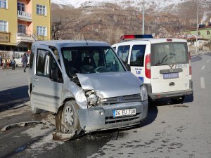 polis aracıyla kamyonet çarpıştı çok sayıda yaralı