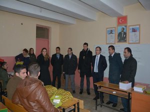 Çatak'ta öğrencilere kitap dağıtı