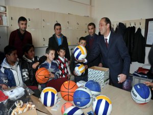 Polisten öğrencilere kırtasiye yardımı