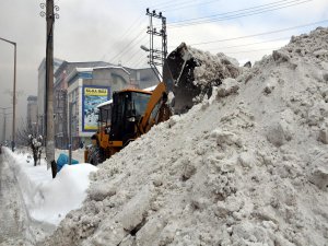 Yüksekova'da karla mücadele çalışması yapıldı