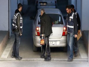 İzmirde operasyon: Çok sayıda gözaltı var