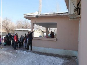 Okul idarecilerine buz sarkıtları