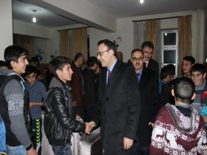 Kaymakam Aksoy Öğrencilerle bir arada