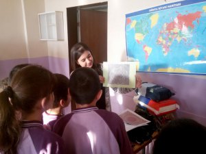 Kars'da Öğretmenlerden Öğrencilere Hediye