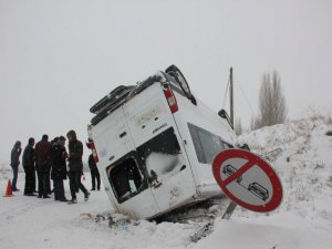 Bingöl'de Minibüs Devrildi çok sayıda yaralı